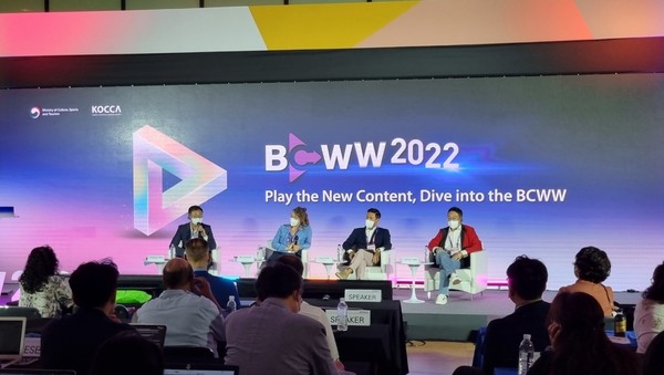 방송영상 콘텐츠 산업 관계자들이 한국콘텐츠진흥원이 주관하는 ‘국제방송영상콘텐츠마켓 2022’ 행사에 참여하고 있다.
