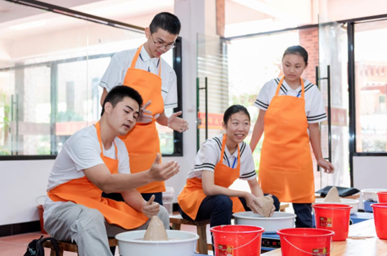 Students experience porcelain making in Dehua, Quanzhou, southeast China's Fujian province during a summer camp, Aug. 19, 2020. (Photo by Xu Huasen/People's Daily Online) 