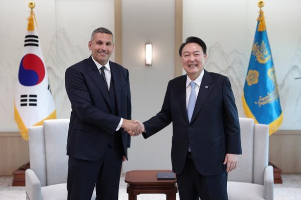 President Yoon Suk-yeol (right) shakes hands with Khaldoon Khalifa Al Mubarak, chairman of the Executive Affairs Authority of Abu Dhabi, UAE at the presidential office building in Yongsan, Seoul, on Sept. 1.