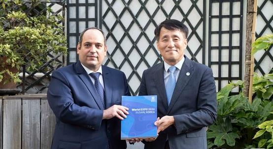 First Vice Minister Jang Young-jin of the Ministry of Trade, Industry and Energy (right) is taking a commemorative photo with BIE Secretary General Dimitri S. Kerkentzes after submitting a plan to host the 2030 Busan World Expo to BIE.