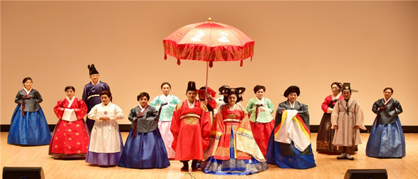 궁중의상 갈라쇼, 앞에서 왼쪽부터 다섯번째 임금 최인수, 왕비 안수경 외 서울아리랑한복모델