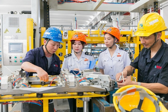 Tax officers gain information about sci-tech innovations made by a high-tech company in Rugao city, east China's Jiangsu province, and provide guidance for the company on enjoying relevant tax-and-fee policies designed to support enterprises, August 2022. (Photo by Xu Hui/People's Daily Online)