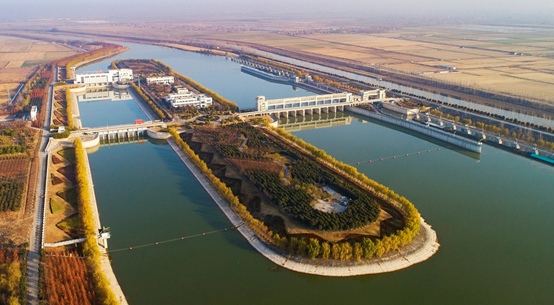 Photo shows a hydraulic project along the eastern route of China's South-to-North Water Diversion project in Sihong county, Suqian, east China's Jiangsu province. (Photo by Liu Chenglong/People's Daily Online)