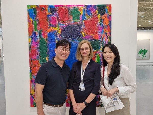 (From left) Lee Ok-jae, art collector of Yeonamjae Thinking Work Shop Windsor Gallery; a representative of the German Gallery; and Eugene Kim, manager of the Courtyard by Marriott Seoul Pangyo Division, pose for the camera.