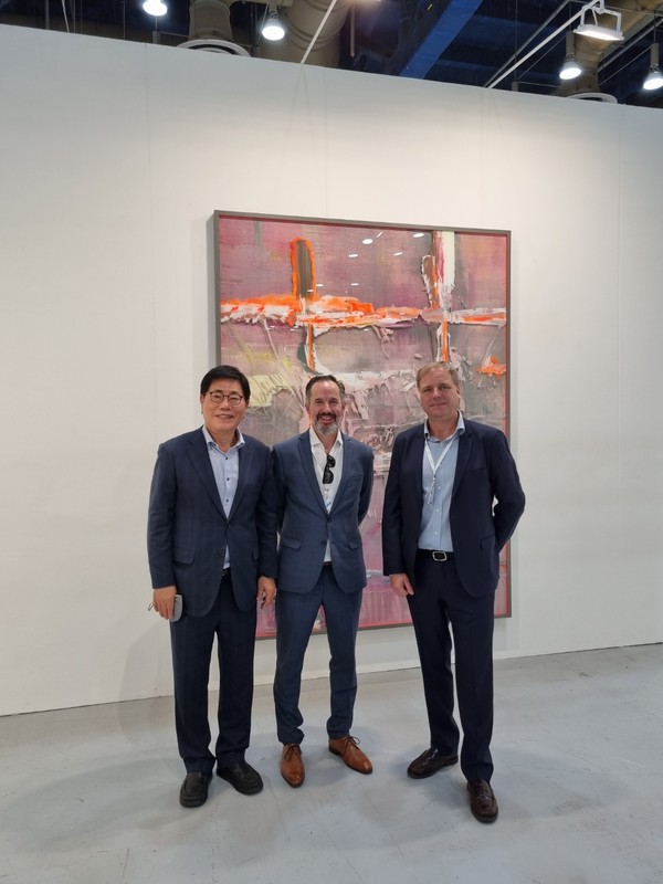 (From left) Vice Chairman Song Na-ra of The Korea Post, a German artist, and a Belgian artist take a commemorative photo.