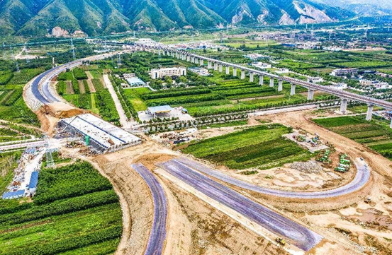 A rebuilding project of China's National Highway 521 is under construction in Yuncheng, north China's Shanxi province, Sept. 4, 2022. (Photo by Xue Jun/People's Daily Online)