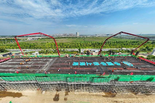 A road renovation project is under construction in Xiangyang, central China's Hubei province, Sept. 7, 2022. (Photo by Xie Yong/People's Daily Online)