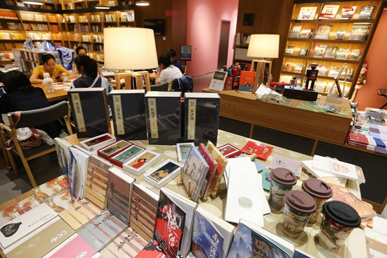 People read books in a 24-hour book store in Nanjing, east China's Jiangsu province, June 2019. (Photo by Xu Congjun/People's Daily Online)
