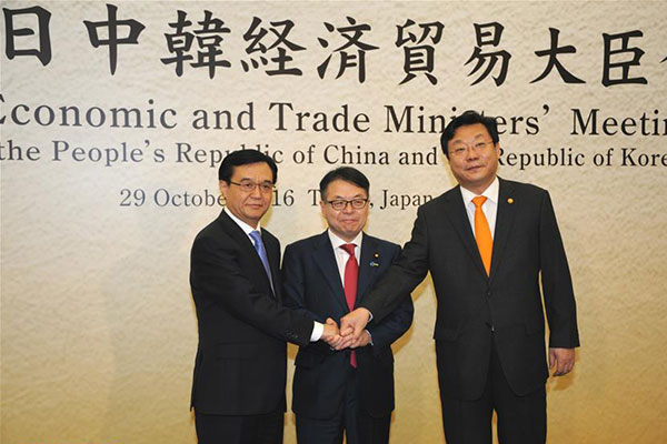 Chinese Commerce Minister Gao Hucheng, Japanese Minister of Economy, Trade and Industry Hiroshige Seko and the Republic of Korea’s Trade, Industry and Energy Minister Joo Hyung-hwan (left to right) pose for a photo before the 11th Economic and Trade Ministers’ Meeting among China, Japan and the Republic of Korea in Tokyo, Japan, Oct. 29, 2016. The trade ministers agreed on Oct. 29 to strengthen trade and economic cooperation between the three neighbors.