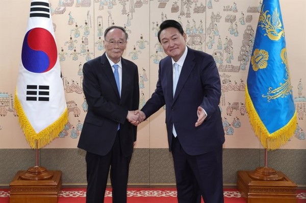 President Yoon Suk-yeol (right) poses with Vice President Wáng Qíshān of China in front of the Office of the President of the Republic of Korea in Yongsan, Seoul.
