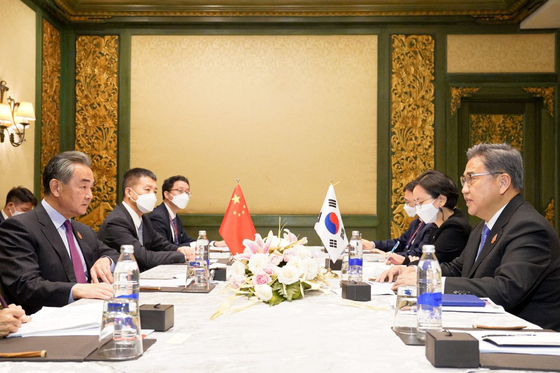 Foreign Minister Park Jin (right, foreground) holds a meeting with Foreign Minister Wáng Yi of China (left, foreground) in Bali, Indonesia, with representatives from the two countries.