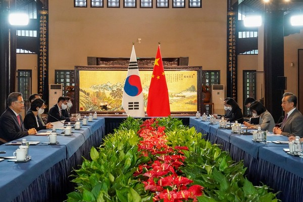 In the 30 years since the establishment of diplomatic ties between Korea and China, Korea’s exports to China have increased by more than 162 times. The photo shows Minister of Foreign Affairs Park Jin (left) and Chinese State Councilor and Foreign Minister Wang Yi (right) having a meeting in Qingdao, Shandong Province, China on Aug. 9.