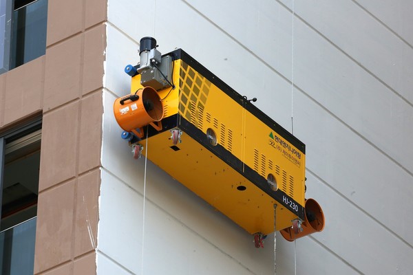 현대엔지니어링이 개발한 외벽도장로봇이 ‘힐스테이트 세운 센트럴’ 현장에서 파일럿테스트를 진행중이다.