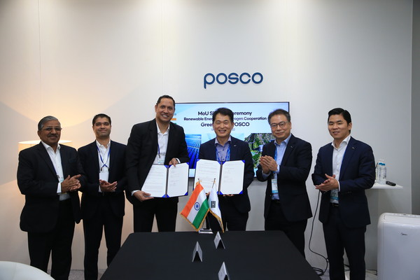 Photo shows Gautam Reddy Kumbam in charge of New Energy and Cho Ju-ik (leader of POSCO Holdings Hydrogen Business), third and fourth from left, respectively, with other participants at the singing ceremony of the POSCO Holdings for an MOU for hydrogen business with Greenco, India on Sept. 1.