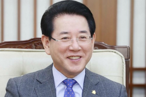 Governor Kim Young-rok of the Jeollanam-do Province. Jeollanam-do Jeollanam-do. Governor Kim says, “Clean Envrionment for Jeollanam-do and Blue Economy are among our top priority aims and by ‘Blue Economy’ I mean an economy that is promoted together with clean environement.”