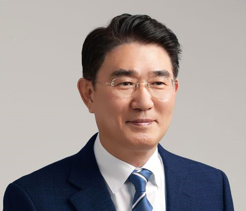 Mayor Roh Gwan-gyu of the Suncheon City. Mayor Roh has pledged to make ‘Another Big Leaf Forward’ for the Suncheon cityand a number of other pledges, including inviting of the Star Field, creation of a Citizens’ Plaza in front of the city hall, and redeveopment of the Central Market in the city.