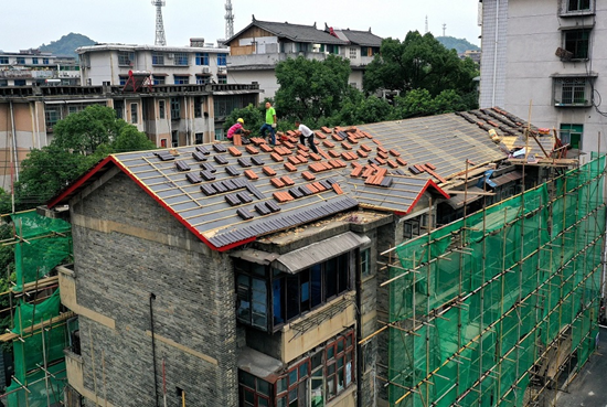 An old residential building in Shuangjiang township, Tongdao Dong autonomous county, Huaihua, central China's Hunan province is being renovated, August, 2022. (Photo by Li Shangyin/People's Daily Online)