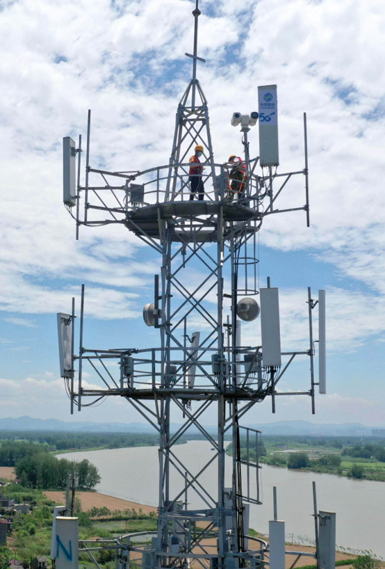 Photo taken on July 8, 2022 shows workers adjusting antenna at a 5G base station in Xuba township, Tongling, east China's Anhui province. (Guo Shining/People's Daily Online) 