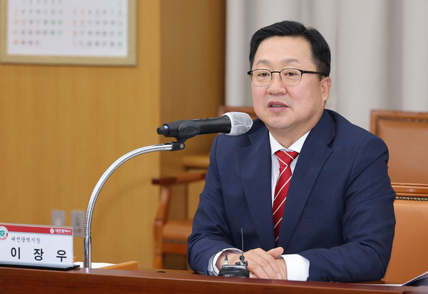 Mayor Lee Jang-woo of Daejeon City
