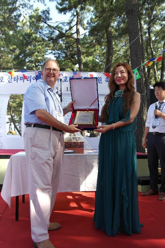Ambassador Petar Andonov of Bulgaria (left) President Chairperson Yeo with a Plaque of Citation in appreciation of her invitation of ambassadors and madams to her tourist hotel properties in Gangwon Province.