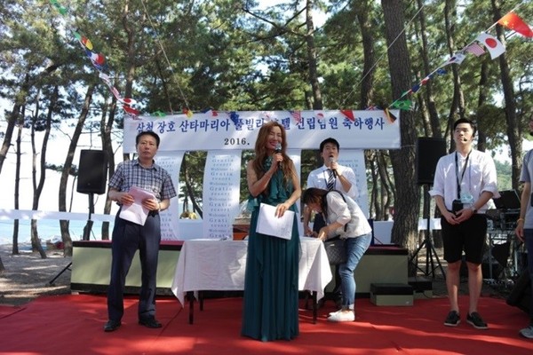 Chairperson Yeo speaks to the guests welcoming them to her estate in Samcheok, Gangwon Province.
