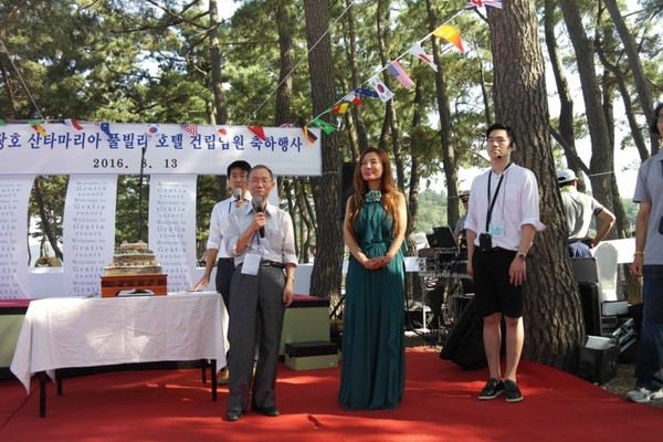 Publisher-Chairman Lee Kyung-sik of The Korea Post media (left, foreground) introduces Chairperson Yeo Myung-joo, then then owner of the Gracia Hotel in Gangwon Province. At right is her son who graduated prestigious universities in the United States.