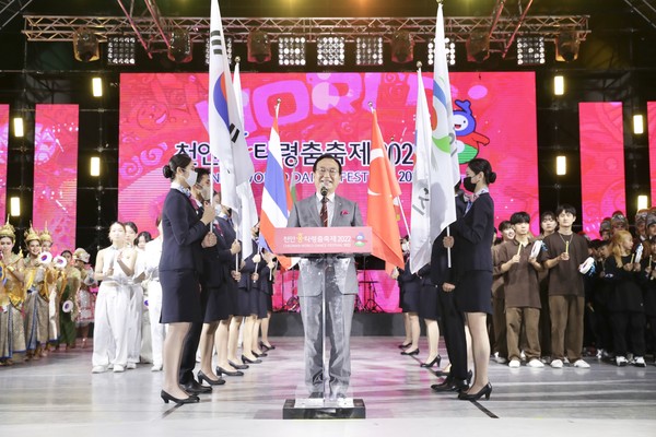  ‘천안흥타령춤축제 2022’에서 박상돈(가운데) 천안시장이 개막을 선언하고 있다. 
