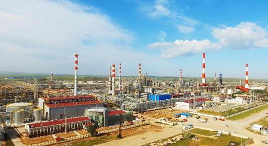 Photo shows the Shymkent Refinery in Kazakhstan. The second phase of the refinery's renovation project was carried out by China Petroleum Engineering & Construction Corporation. (Photo courtesy of the Shymkent Refinery)