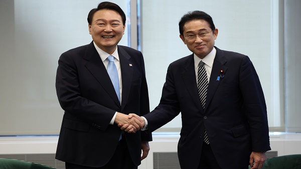 President Yoon Suk-yeol (left) shakes hands with Japanese Prime Minister Fumio Kishida before holding their first summit talks on Sept. 21 in New York.