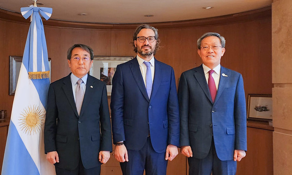 Tak Jeong, representative director and president of POSCO (right), and Jang Myung-soo, Korean Ambassador to Argentina (left), meet with Santiago Cafiero, Minister of Foreign Affairs and Worship of Argentina on Sept. 1.