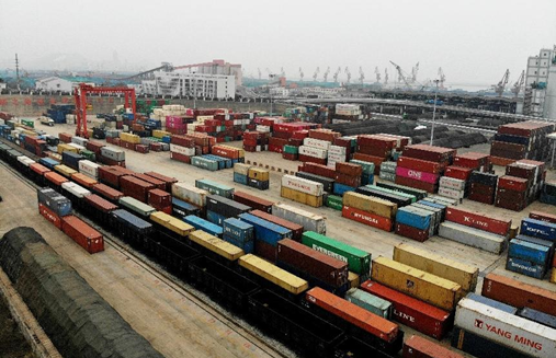 Photo shows the China-Kazakhstan International Logistics Base in the eastern Chinese port of Lianyungang, Jiangsu province. (Photo by Wang Chun/People's Daily Online) 