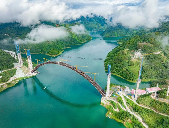 Photo taken on Aug. 27, 2022 shows a super large bridge under construction along the Pingtang-Tian'e Expressway in Tian'e county, Hechi, south China's Guangxi Zhuang autonomous region. (Photo by Zhou Enge/People's Daily Online)