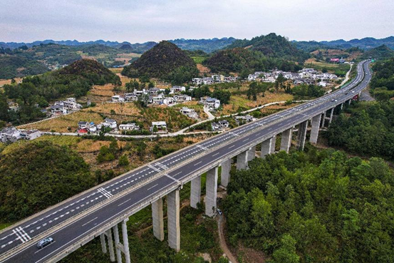 Photo taken on Sept. 1, 2022 shows a section of the Guiyang-Qianxi Expressway in Yuduo township, Qianxi, southwest China's Guizhou province. (Photo by Zhou Xunchao/People's Daily Online)