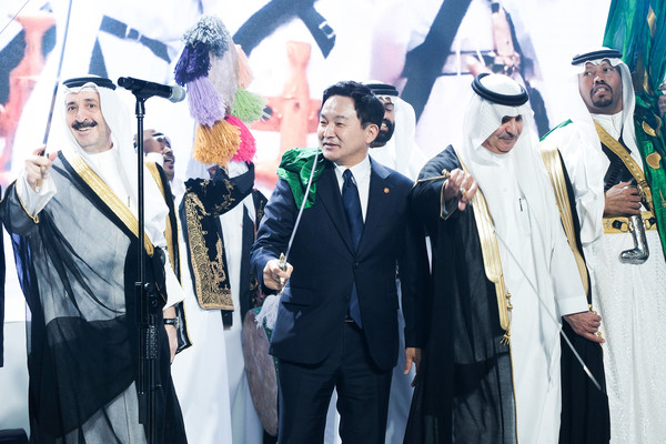 Minister of Land, Infrastructure & Transport Won Hee-ryong and Ambassador Sami M. Alsadhan of the Kingdom of Saudi Arabia in Seoul (second and third from left, front row, respectively) dance with a traditional sword of Saudi Arabia, along with other Saudi Arabia’s dignitaries at a gala reception to celebrate the 92nd National Day of Saudi Arabia at Hotel Shilla in Seoul on Sept. 23, 2022.