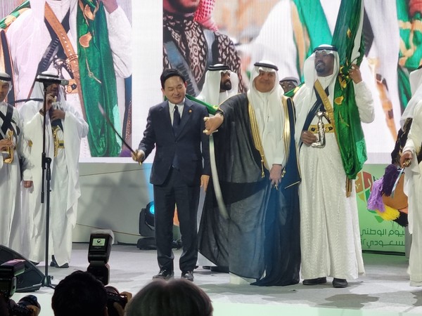 Minister of Land, Infrastructure & Transport Won Hee-ryong (left) learns how to use the traditional sword of Saudi Arabia from Ambassador Sami M. Alsadhan of the Kingdom of Saudi Arabia (center) on the stage at the reception venue at the Shilla Hotel in Seoul.
