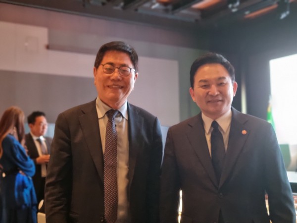Photo shows Minister Won Hee-ryong (right) with Vice Chairman Song Na-ra of The Korea Post at the Saudi Arabia National Day reception at Hotel Shilla.