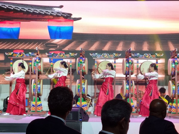 A Korean traditional folk troupe presents a drum dance performance at the Shilla Hotel reception venue of Saudi Arabia on Sept. 23, 2022.