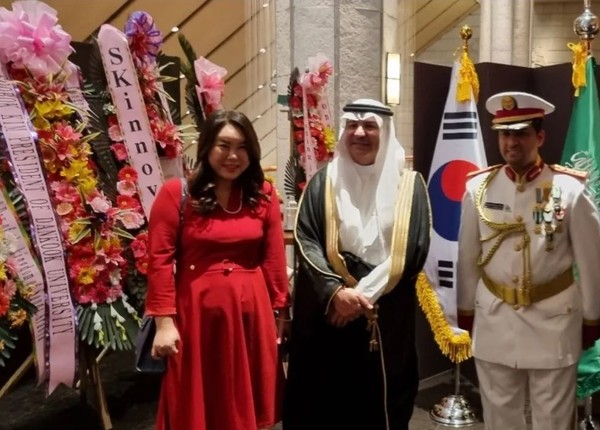Ambassador Alsadhan of Saudi Arabia (center) poses with Feature Editor Ms. Kim Ji-yong of The Korea Post media (left) and a miliary attache of the Embassy of Saudi Arabia (right).