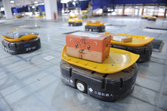 Robots sort express parcels in a distribution center of ZTO Express in Fuyang, east China's Anhui province, November, 2018. (Photo by Wang Biao/People's Daily Online)