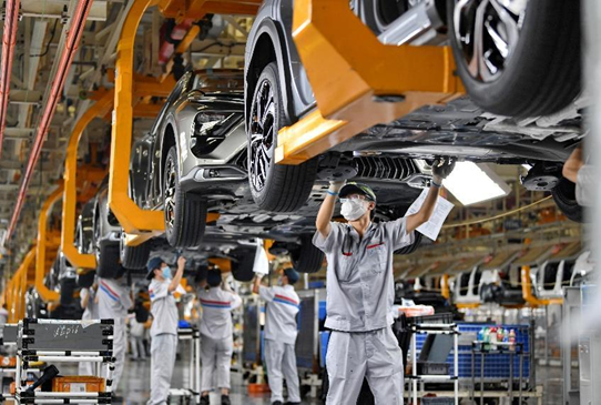 Vehicles are being assembled in a workshop of the Chengdu branch of Dongfeng Peugeot Citroen Automobile Company Ltd. in Longquanyi district, Chengdu, southwest China's Sichuan province, Sept. 11, 2022. (Photo by Li Xiangyu/People's Daily Online)