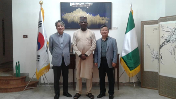 The above photo shows (from left) Amb. Kim Young-chae of Korea to Nigeria, Korea Post Nigeria Bureau Chief Yuccee Uwah, and Amb. Lyeo Woon-ki, president of Korea Africa Foundation.