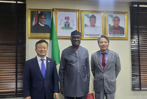The above photo shows (from left) Amb. Lyeo Woon-ki, Otunba Adeniyi Adebayo, Minister of Trade and Industry, and Amb. Kim Young-chae of  Korea to Nigeria.