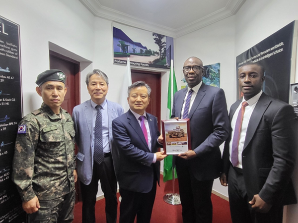 Amb. Lyeo Woon-ki (third from left) receives a souvenir from President Ade Ogundeyin of Proforce Ltd. (second from right). Amb. Kim Young-chae of Korea to Nigeria is seen at the second from left.