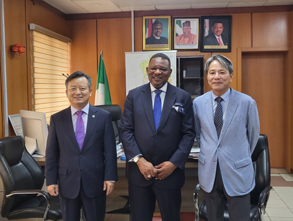 The above photo shows (from left) Amb. Lyeo Woon-ki, KAF President, Goddy Jedy Agba, NIgerian Minister of State for Power, and Amb. Kim Young-chae of Korea to Nigeria.