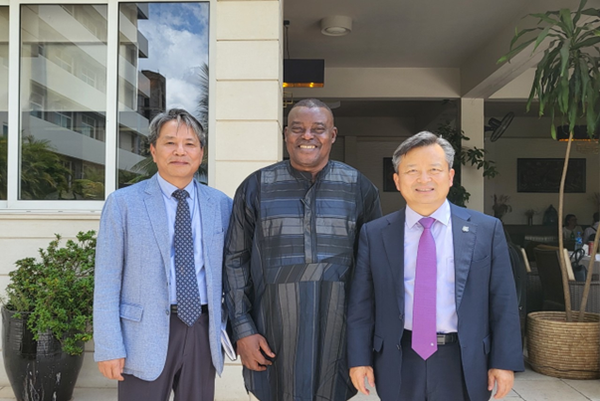 The above photo shows (from left) Amb. Kim Young-chae of Korea to Nigeria, Prof. Eghosa E. Osaghae, President of  Nigeria Institute of International Affairs (NIIA)., and Amb. Lyeo Woon-ki.