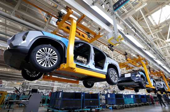 Electric vehicles are being assembled at the JAC-NIO Advanced Manufacturing Center in Hefei, east China's Anhui province, Aug. 28, 2022. (Photo by Xie Chen/People's Daily Online)