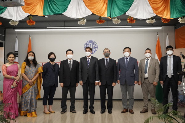 Ambassador Amit Kumar of India to Korea (center), Dr. Sonu Trivedi, director of Swami Vivekananda Cultural Center, the Embassy of India (second from left) take a commemorative photo with Managing Editor Kevin Lee of The Korea Post (fourth from left) and other journalists and staffers of the embassy after holding the press conference in Seoul on Sept. 29, 2022.  