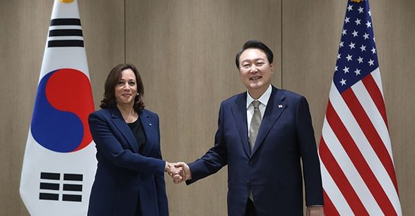 President Yoon Suk-yeol (right) shakes hands with visiting U.S. Vice President Kamala Harris at the presidential office in Yongsan-gu, Seoul on Sept. 29, 2022.