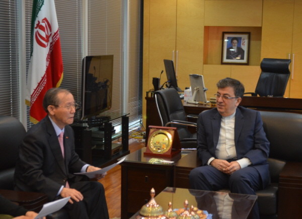 Ambassador Saeed Badamchi Shabestari of Iran in Seoul (right) is interviewed by Publisher-Chairman Lee Kyung-sik of The Korea Post media, publisher of 3 English and 2 Korean media outlets.