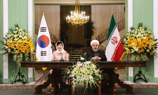 Former President Park’s schedule in Iran included a summit with former Iranian  President Hassan Rouhani(right) as well as economic and cultural events on May 4, 2016.